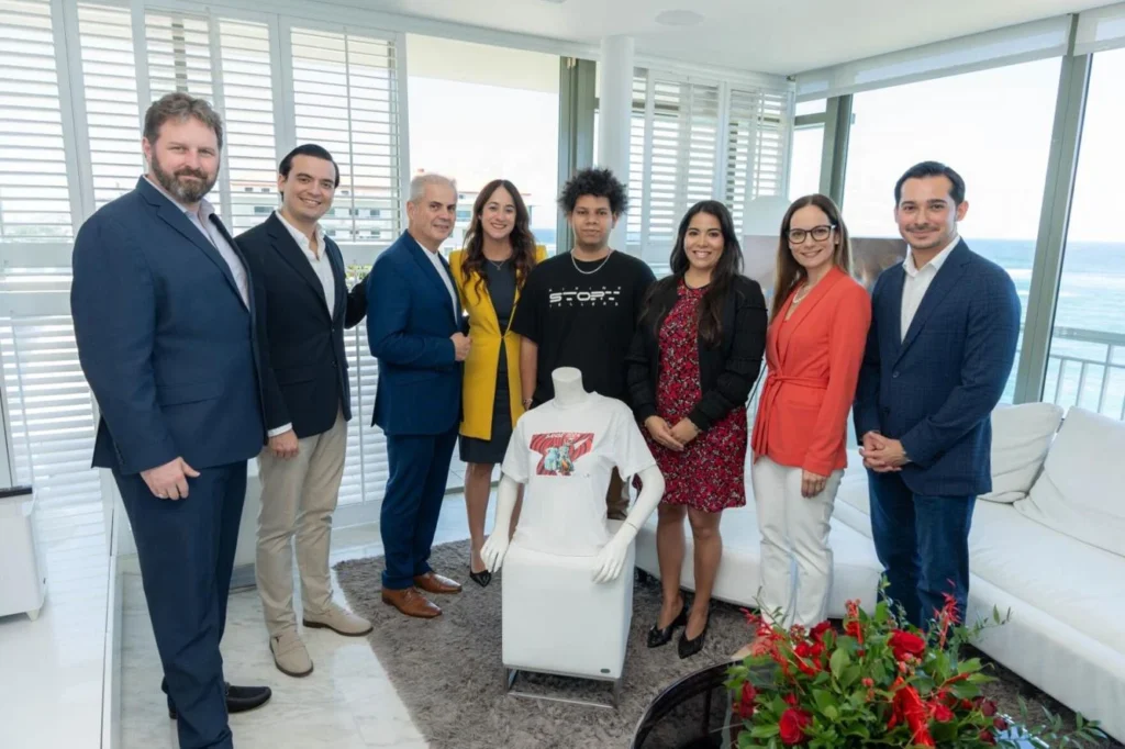 De izquierda a derecha, Ben Tutt, managing partner de The Condado Collection; Rafael Cedeño Paulson, vicepresidente ejecutivo de Paulson Puerto Rico; Mike Rivera, gerente general de La Concha Resort; Ileana Muñoz Landrón, decana de la Escuela de Artes Plásticas; Jehiel Franco Torres, estudiante de la Escuela de Artes Plásticas; Luz González, directora de ventas y mercadeo de La Concha Resort; Militza Orama, vicepresidenta de ventas y mercadeo de Condado Collection; y Rolando Padua, CEO de Paulson Puerto Rico